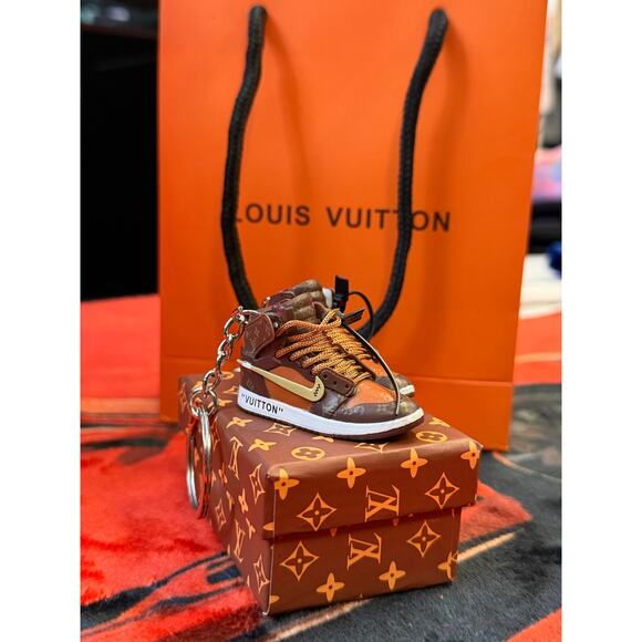 Louis Vuitton Mini Sneaker Keychain Collectable Set - Style 001 - Picture 3 of 5